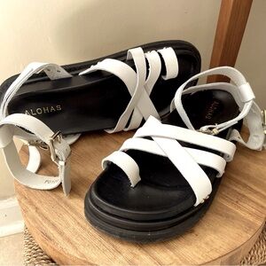 ALOHAS Black and White Buckle-up Sandals